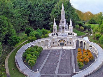 Il santuario di Lourdes chiude per il covid-19, è la prima volta nella Storia