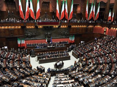 Slitta il referendum sul taglio dei parlamentari ma a forza di rinvii potrebbe saltare