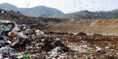 Sversamento di rifiuti su suolo e acqua, arrest...