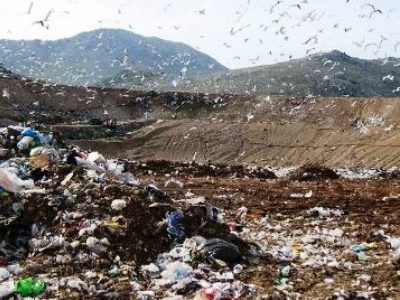 Sversamento di rifiuti su suolo e acqua, arresti e sequestri