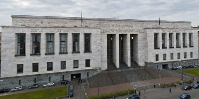 Fiamme all’ultimo piano del Palazzo di Gi...