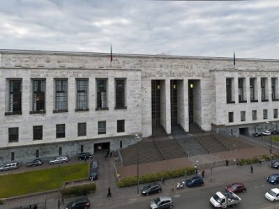 Fiamme all’ultimo piano del Palazzo di Giustizia di Milano