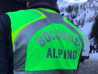 A Sauze d’Oulx la spesa arriva in motoslitta con il Soccorso Alpino