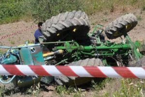 Viene travolto dal trattore mentre lavora nei c...