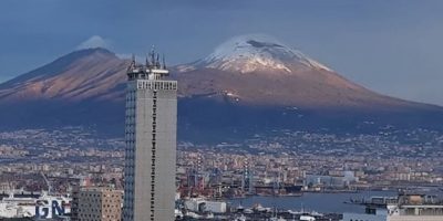 La neve imbianca la vetta del Vesuvio, temperat...