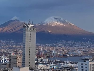 La neve imbianca la vetta del Vesuvio, temperature basse a Napoli