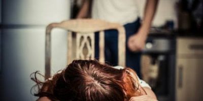 Violenza sulla convivente fino a costringerla a...