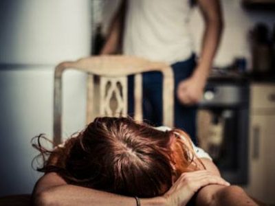 Violenza sulla convivente fino a costringerla a chiedere asilo in una struttura