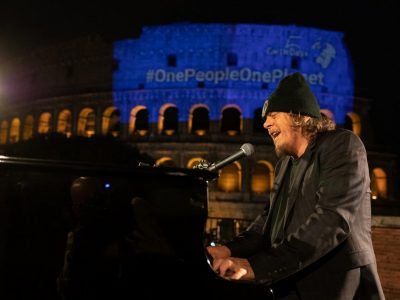 Earth Day, Zucchero dal Colosseo canta l’inedito “Canta la vita”