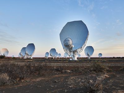 Inaspettati canali magnetici in una remota galassia