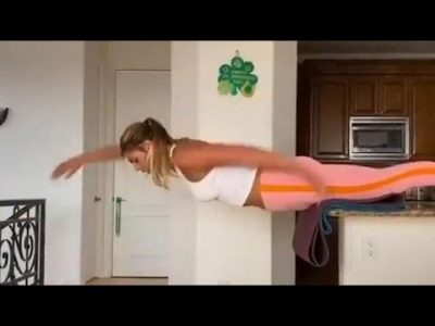 Video: Julija Efimova, campionessa olimpica, nuota ‘sospesa’ in cucina