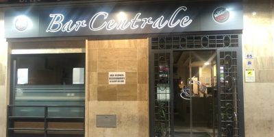 Serrande alzate e luci accese, il flash mob del...