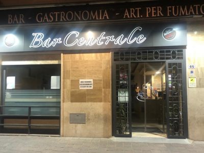 Serrande alzate e luci accese, il flash mob del commercio che non vuole morire