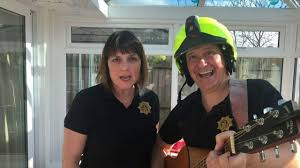 Video: I vigili del fuoco inglesi cantano ̵...