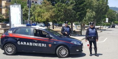 Forza il posto di blocco e viene ferito ad un p...