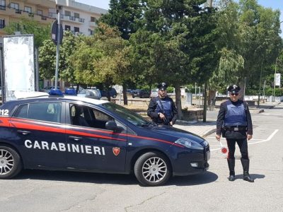 Forza il posto di blocco e viene ferito ad un polpaccio