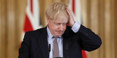 Il premier Boris Johnson in ospedale per contro...
