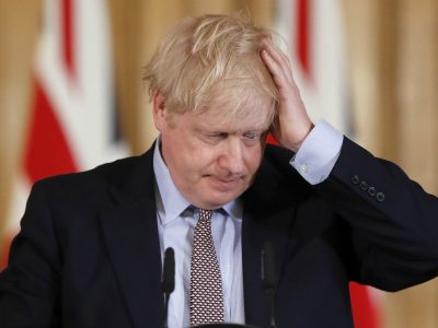 Il premier Boris Johnson in ospedale per controlli persistendo i sintomi