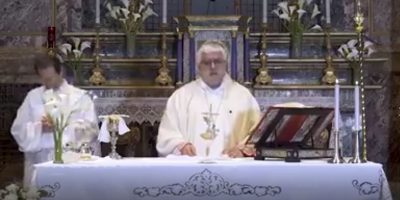 Video – La gaffe del prete a messa: pregh...