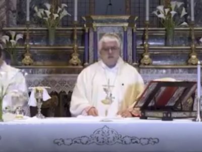 Video – La gaffe del prete a messa: preghiera per le vittime del “Conad Virus”