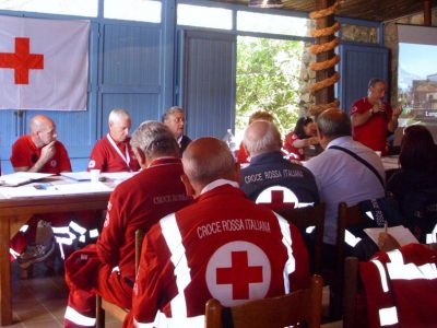 Lancia un barattolo di vernice su un mezzo della Cri, denunciata una donna