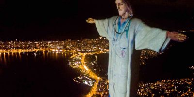 Video: Il Cristo Redentore di Rio indossa il ca...