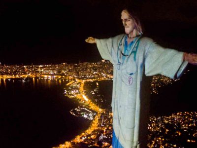 Video: Il Cristo Redentore di Rio indossa il camice in onore dei medici