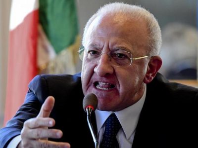 Il presidente De Luca fa mettere in produzione mascherine per i bambini