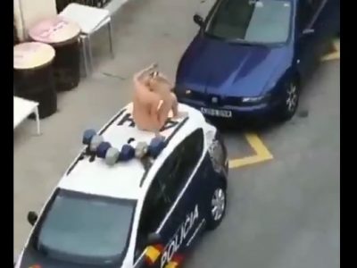 Video: Spagna, donna nuda e ubriaca sale su un’auto della polizia