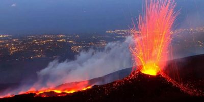 L’Etna erutta, colata lavica seppur di mo...