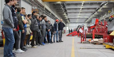 Cade bozzello da un carroponte, sfiorata la tra...