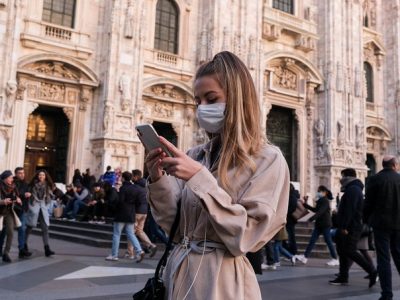 Lombardia, da domani mascherine gratis in farmacia. Oggi 1.337 nuovi malati