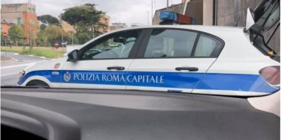 Video: mamma multata perchè accompagna la figli...