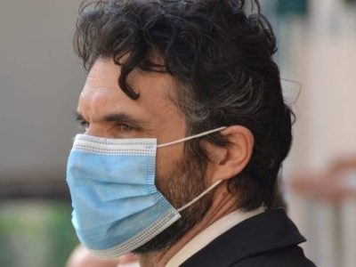Il sindaco di Prato perde la testa alla domanda: “Si può uscire in centro il sabato sera?&#...