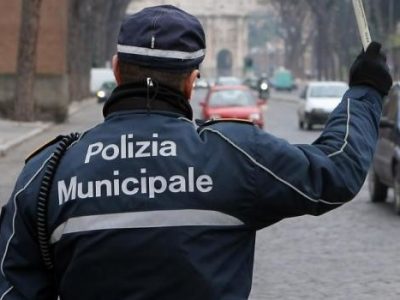 Distribuiscono cibo ai poveri, multati, poi il Comando annulla il verbale