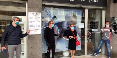 Padova, due parrucchieri incatenati davanti al ...