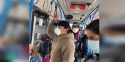 Video: Napoli, sul bus non ci sono le distanze:...