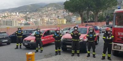 Napoli, omaggio dei Vigili del Fuoco al persona...
