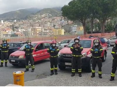 Napoli, omaggio dei Vigili del Fuoco al personale del Cotugno e Cardarelli