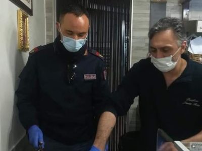 Bari, 80enne disperato perchè senza cibo: due poliziotti lo aiutano