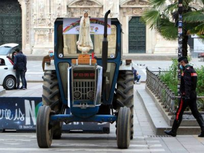 Arriva con il trattore da Pavia per pregare in piazza del Duomo