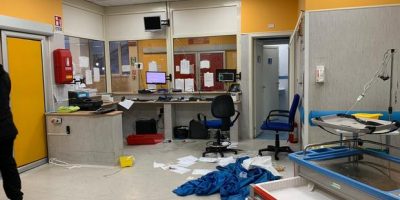 Pronto soccorso devastato a Napoli, emesse 9 mi...