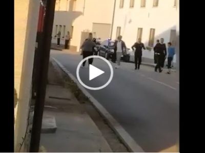 Video: “Prendi la pistola”. Lite tra alcuni residenti di Villacaccia e una famiglia rom