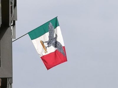 Espone il tricolore, ma della Rsi, denunciato il proprietario