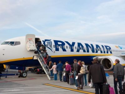Enac minaccia lo stop ai voli Ryanair: “Non rispetta le norme anti-Covid”