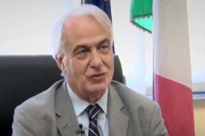 Muore il sindaco medico e i cittadini sfidano il rischio contagio