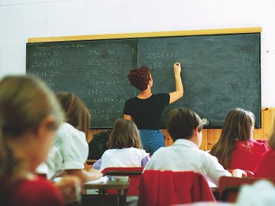 “Maggiore distanziamento a scuola” Un piano per evitare le classi affollate