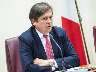 Sileri: “Vaccinarsi subito e non aspettare i nuovi vaccini ad ottobre”