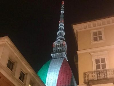 Torino, la Mole Antonelliana da ieri è in livrea tricolore simbolo di unità e forza