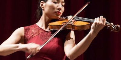 Le note del violino di Lena Yokoyama dal tetto ...